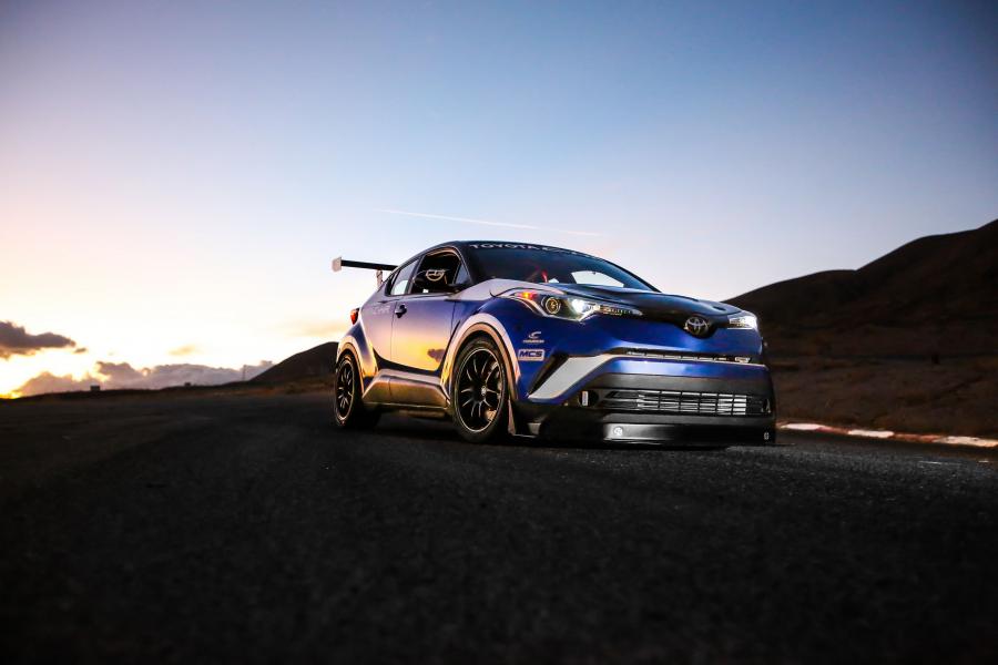  Toyota C-HR R-Tuned 2017 года  (фото 8 из 24)